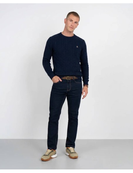 Look completo con jersey de ochos azul marino y vaqueros
