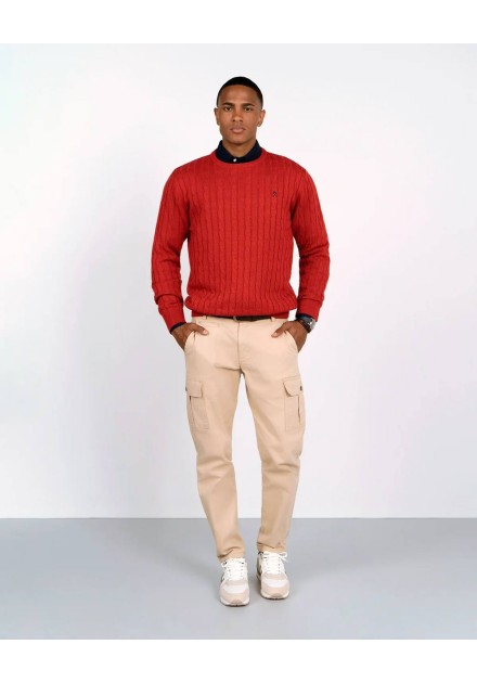 Look completo con jersey de ochos rojo y pantalón cargo beige Look completo con jersey de ochos rojo y pantalón cargo beige