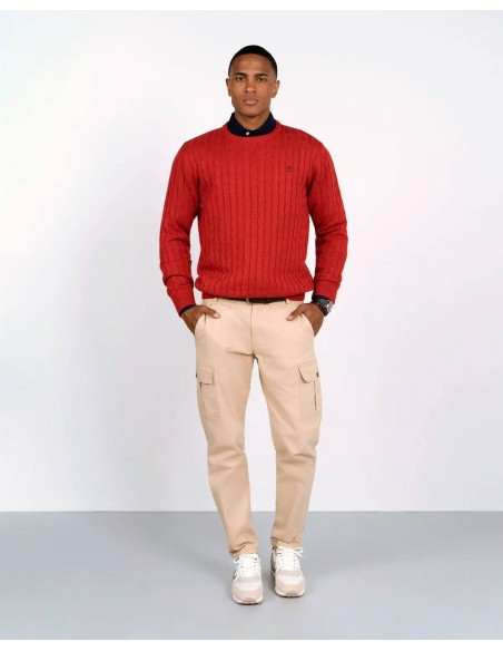Look completo con jersey de ochos rojo y pantalón cargo beige