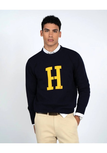 Jersey Harper and Neyer Harvard azul marino con gran H amarilla, vista frontal con modelo Jersey Harper and Neyer Harvard azul marino con gran H amarilla, vista frontal con modelo