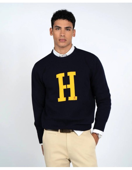 Jersey Harper and Neyer Harvard azul marino con gran H amarilla, vista frontal con modelo