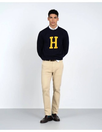Jersey Harper and Neyer Harvard azul marino con gran H amarilla, vista frontal con modelo 2