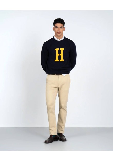 Look completo con jersey Harvard azul marino y chinos beige Look completo con jersey Harvard azul marino y chinos beige