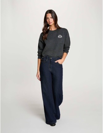 Jersey Morgan Mvolan gris oscuro con escudo bordado, vista frontal con modelo
