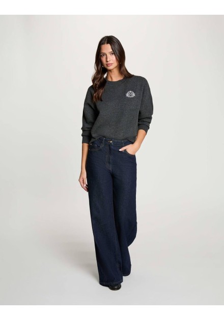 Jersey Morgan Mvolan gris oscuro con escudo bordado, vista frontal con modelo