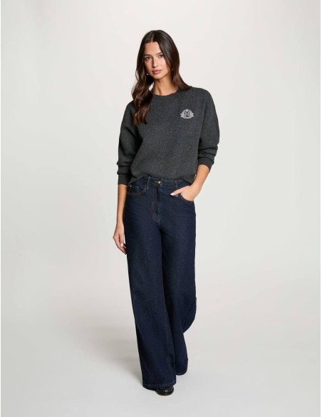 Jersey Morgan Mvolan gris oscuro con escudo bordado, vista frontal con modelo