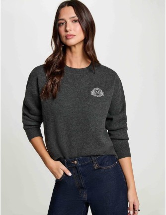 Jersey Morgan Mvolan gris oscuro con escudo bordado, vista frontal con modelo 2