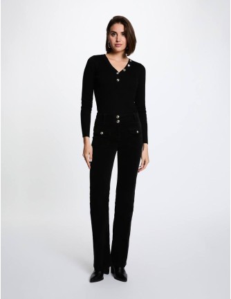 Jersey Morgan Mbiz negro de cuello pico con botones dorados, vista frontal con modelo