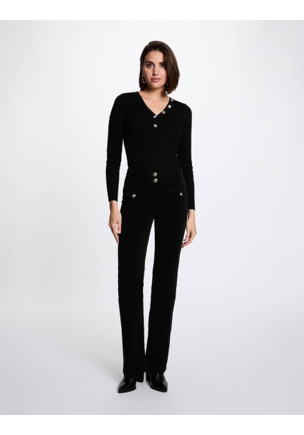 Jersey Morgan Mbiz negro de cuello pico con botones dorados, vista frontal con modelo
