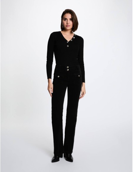 Jersey Morgan Mbiz negro de cuello pico con botones dorados, vista frontal con modelo