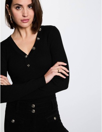 Jersey Morgan Mbiz negro de cuello pico con botones dorados, vista frontal con modelo 2