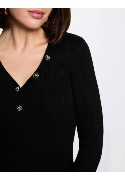 Detalle del escote en pico y los botones joya del jersey Mbiz negro