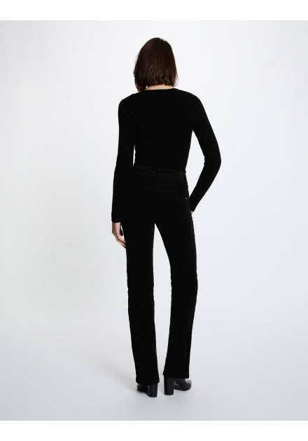 Jersey Morgan Mbiz negro, vista trasera con modelo