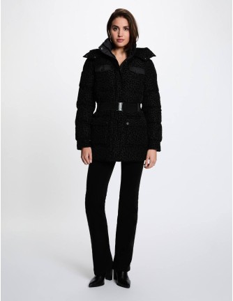 Chaqueta acolchada Morgan Givaleo negra con cinturón, vista frontal con modelo