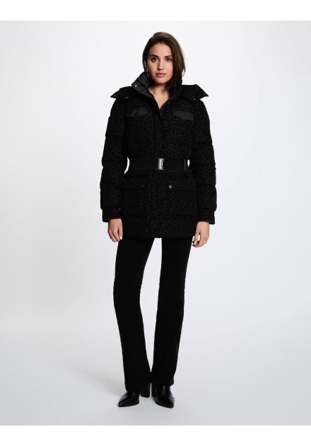 Chaqueta acolchada Morgan Givaleo negra con cinturón, vista frontal con modelo