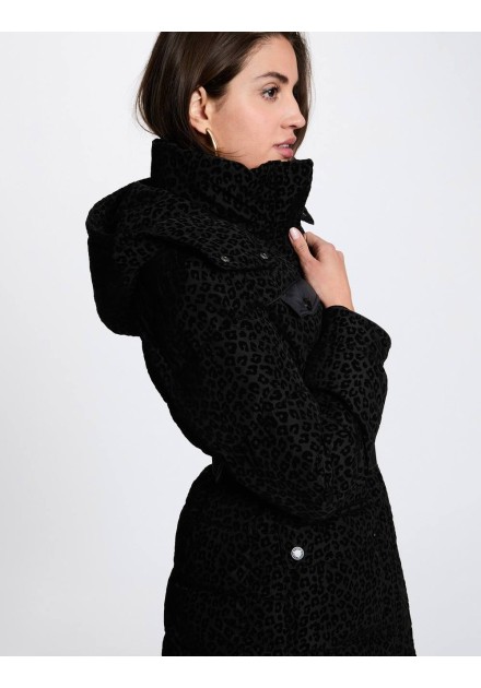 Chaqueta acolchada Morgan Givaleo negra con capucha, vista lateral con modelo