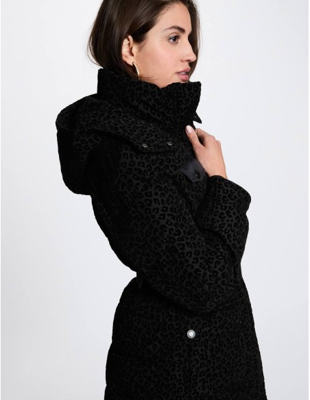 Chaqueta acolchada Morgan Givaleo negra con capucha, vista lateral con modelo