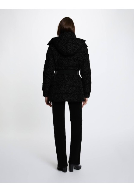 Chaqueta acolchada Morgan Givaleo negra, vista trasera con modelo