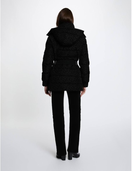 Chaqueta acolchada Morgan Givaleo negra, vista trasera con modelo