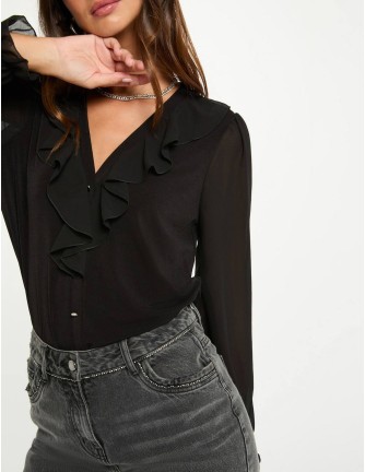 Camiseta Morgan Talika negra de gasa con volantes y cuello pico, vista frontal con modelo 2