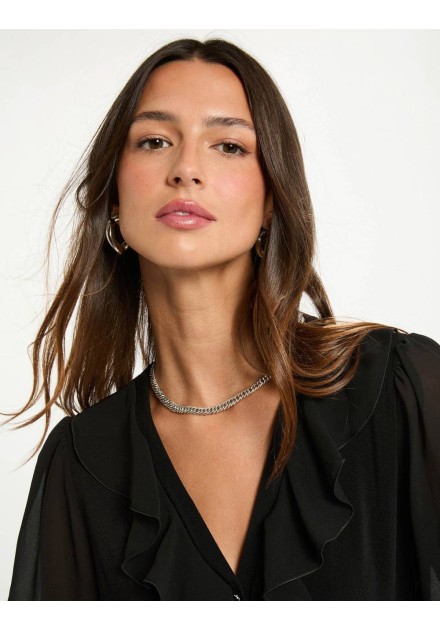 Detalle del escote en pico con volantes de la camiseta Talika negra Detalle del escote en pico con volantes de la camiseta Talika negra