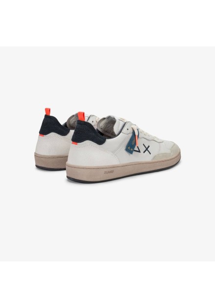 Sneakers Sun 68 Urban Basket blancas, vista trasera con talón azul marino Sneakers Sun 68 Urban Basket blancas, vista trasera con talón azul marino