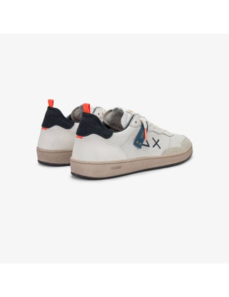 Sneakers Sun 68 Urban Basket blancas, vista trasera con talón azul marino