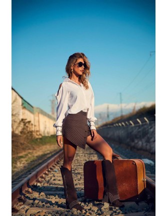 Camisa Summit de Camaleónica by Capriche, look western con gafas y maleta vintage