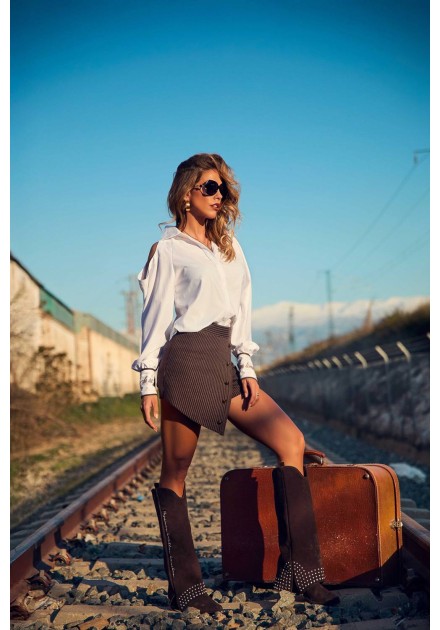 Camisa Summit de Camaleónica by Capriche, look western con gafas y maleta vintage