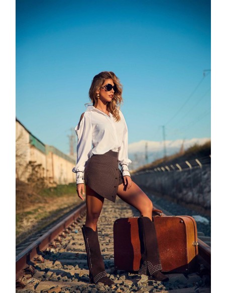 Camisa Summit de Camaleónica by Capriche, look western con gafas y maleta vintage