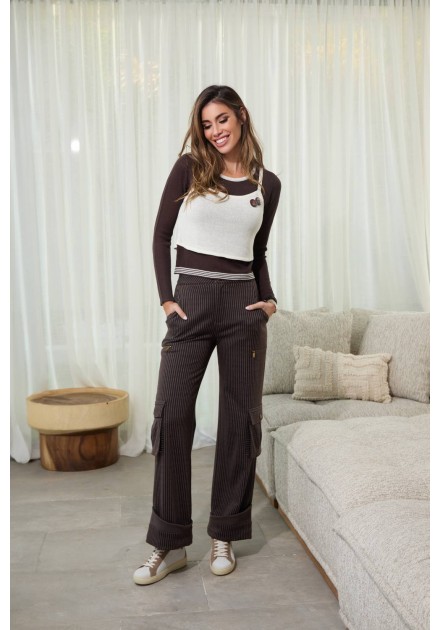 Pantalón Haldor Camaleónica by Capriche cargo marrón de raya fina, vista frontal Pantalón Haldor Camaleónica by Capriche cargo marrón de raya fina, vista frontal