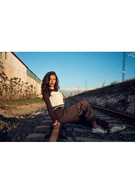 Camiseta Yukon de Camaleónica by Capriche, look western sentada junto a las vías Camiseta Yukon de Camaleónica by Capriche, look western sentada junto a las vías