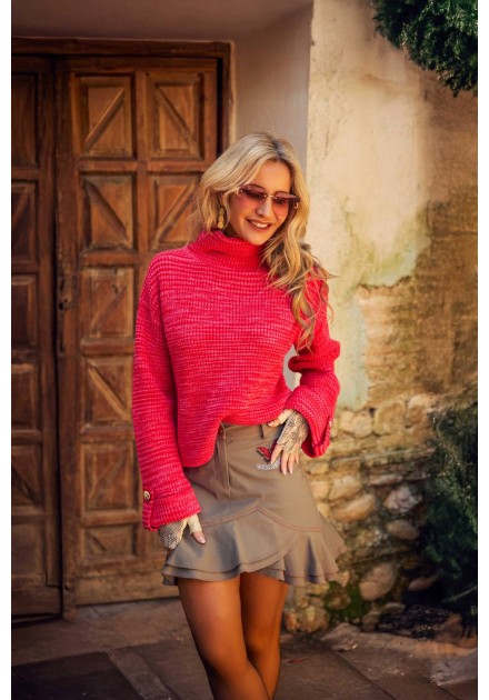 Falda Horizon Camaleónica by Capriche corta en tono caqui con jersey rojo, look exterior Falda Horizon Camaleónica by Capriche corta en tono caqui con jersey rojo, look exterior