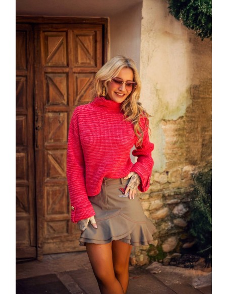 Falda Horizon Camaleónica by Capriche corta en tono caqui con jersey rojo, look exterior