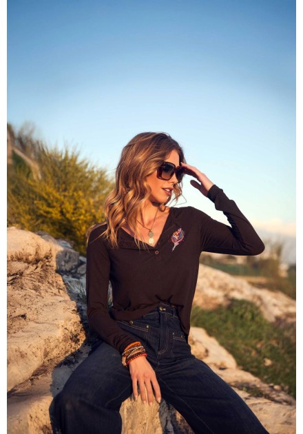 Camiseta Cedar de Camaleónica by Capriche con cuello de botones, look al aire libre Camiseta Cedar de Camaleónica by Capriche con cuello de botones, look al aire libre