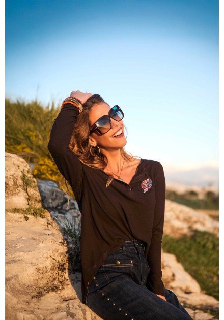 Camiseta Cedar Camaleónica by Capriche, pose con gafas de sol y luz del atardecer Camiseta Cedar Camaleónica by Capriche, pose con gafas de sol y luz del atardecer