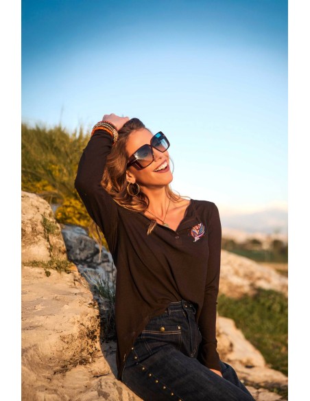Camiseta Cedar Camaleónica by Capriche, pose con gafas de sol y luz del atardecer