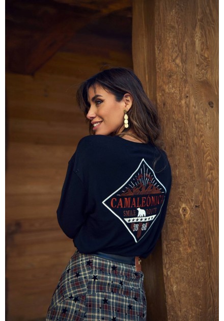 Camiseta Mounta de Camaleónica by Capriche, estampado gráfico en la espalda