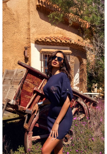 Vestido Aven de Camaleónica by Capriche junto a un carro antiguo, look romántico al aire libre