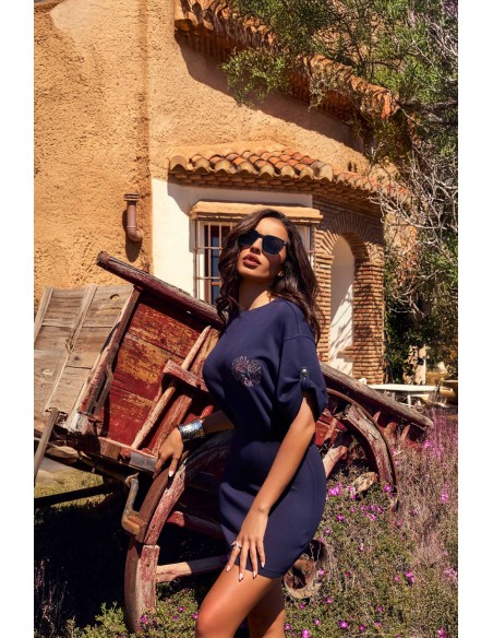 Vestido Aven de Camaleónica by Capriche junto a un carro antiguo, look romántico al aire libre