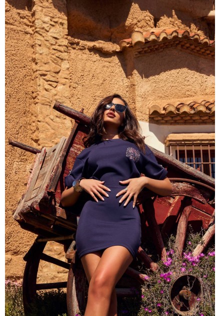 Vestido Aven azul marino Camaleónica by Capriche con gafas de sol, pose sentada