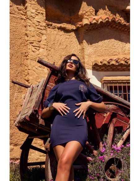 Vestido Aven azul marino Camaleónica by Capriche con gafas de sol, pose sentada