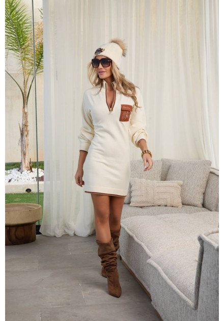 Vestido Frostor Camaleónica by Capriche crudo de manga larga con escote en V, vista frontal con gorra Vestido Frostor Camaleónica by Capriche crudo de manga larga con escote en V, vista frontal con gorra