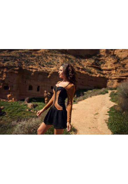 Vestido Kaya de Camaleónica by Capriche en un paisaje de cañón rojizo Vestido Kaya de Camaleónica by Capriche en un paisaje de cañón rojizo