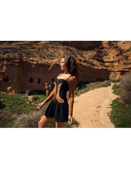 Vestido Kaya de Camaleónica by Capriche en un paisaje de cañón rojizo