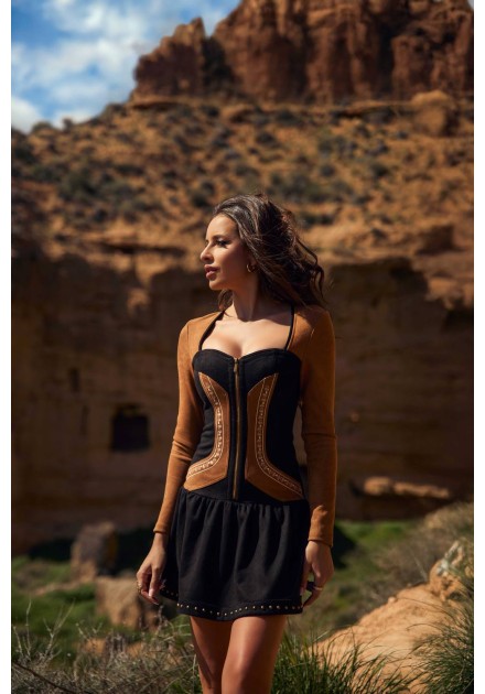 Vestido Kaya negro con detalles camel Camaleónica by Capriche, pose de pie al atardecer Vestido Kaya negro con detalles camel Camaleónica by Capriche, pose de pie al atardecer