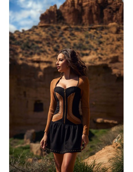 Vestido Kaya negro con detalles camel Camaleónica by Capriche, pose de pie al atardecer