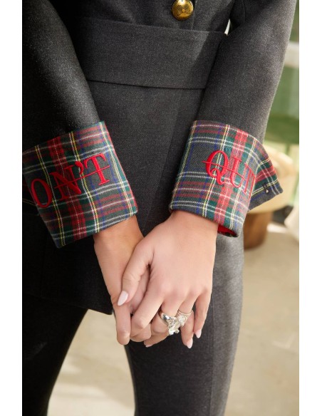 Blazer Evern de Camaleónica by Capriche, detalle de puño con forro de cuadros rojo y gris