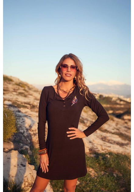 Vestido Pine Camaleónica by Capriche negro de manga larga con escote en V, look al aire libre