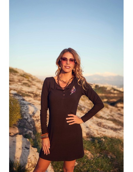 Vestido Pine Camaleónica by Capriche negro de manga larga con escote en V, look al aire libre